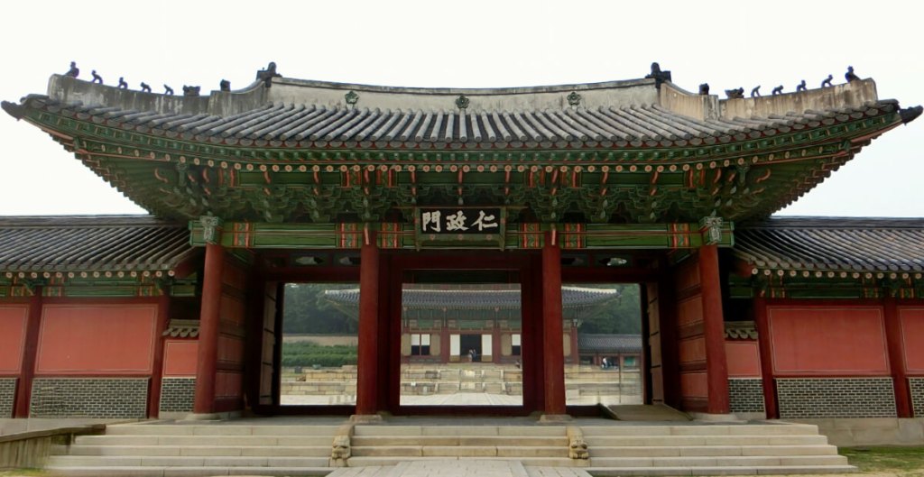 A close-up picture of the red and salmon colored Honghwamun, The Outer Gate to Changgyeonggung.